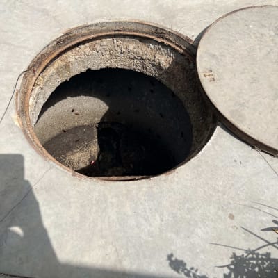 פתח ביוב פתוח עם מכסה בצד