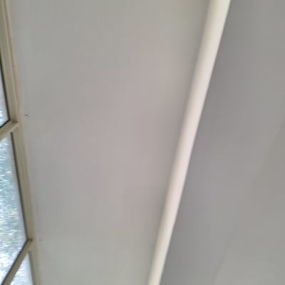 תקרה צבועה בלבן עם קורות תומכות