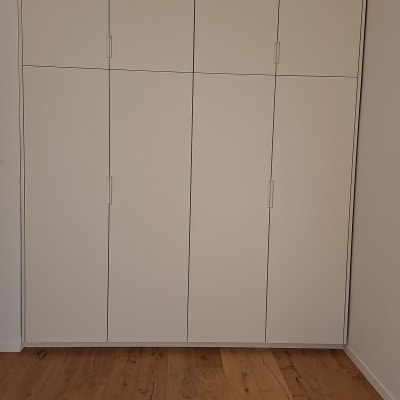 ארון קיר לבן עם דלתות וידיות