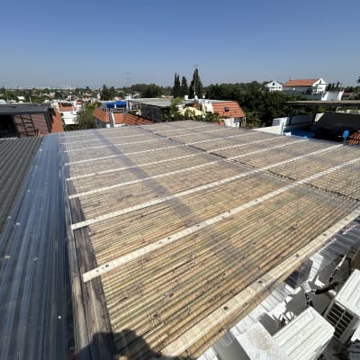 גג עם כיסוי במבוק ופלסטיק שקוף