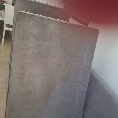 כריות ספה אפורות עומדות לניקוי