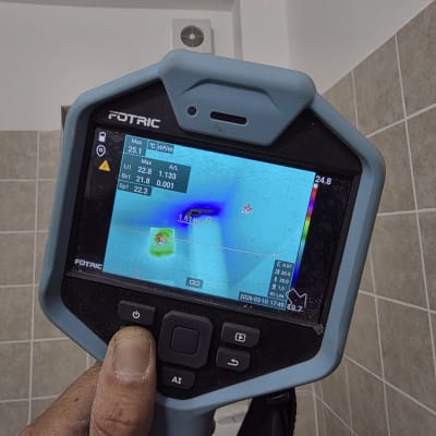 מכשיר תרמי לאיתור נזילות בחדר אמבטיה