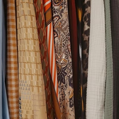 בגדים תלויים בארון עם דוגמאות שונות וצבעים מגוונים