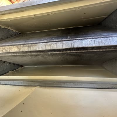 יחידת מיזוג אוויר עם חלקים פנימיים גלויים