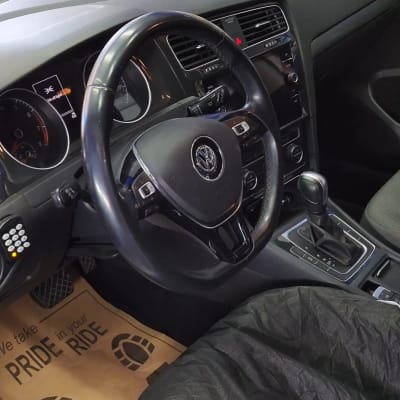 הגה רכב, לוח מחוונים, ידית הילוכים, מסך מגע