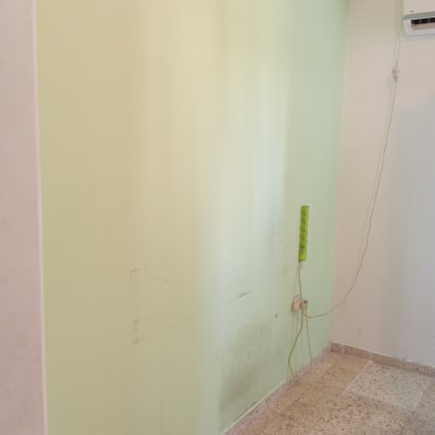 קיר צבוע בצבע ירוק בהיר עם סימני לכלוך