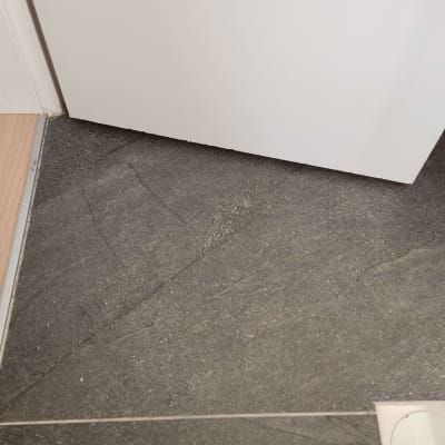 דלת לבנה על רצפת אריחים אפורה