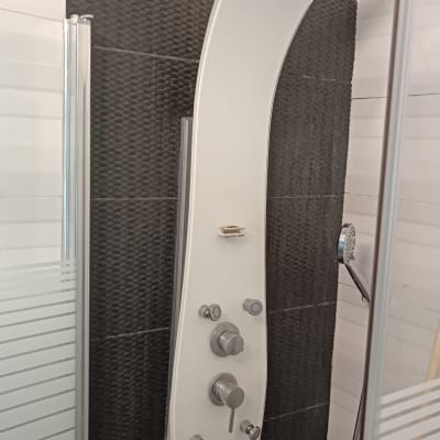 פאנל מקלחת עם ברזים וכפתורים