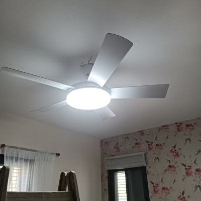 מאוורר תקרה מואר עם סולם בחדר