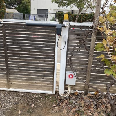 שער חשמלי עם מנוע ותיבת בקרה