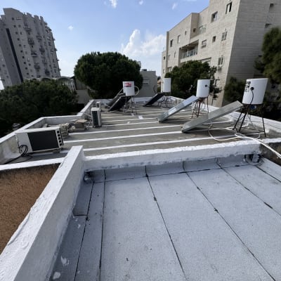 גג אטום עם יריעות ביטומניות ומתקני דודי שמש