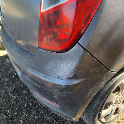 פגוש אחורי של רכב עם שריטות ונזק קל