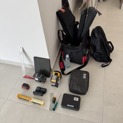 כלי עבודה וציוד לבדיקת מבנים על רצפה