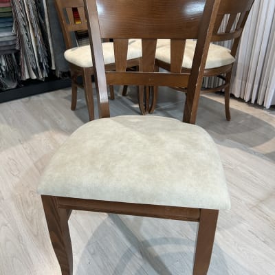 כיסא עץ עם ריפוד בהיר על מושב