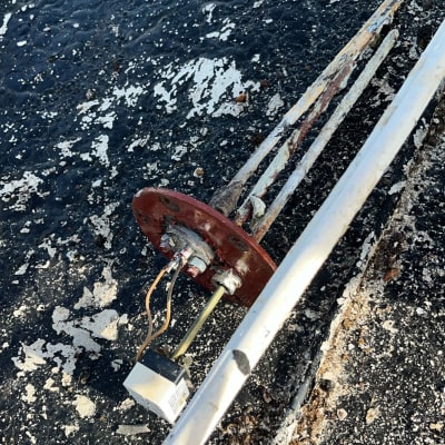 חלקי צנרת ישנים ומחלידים על רקע כהה