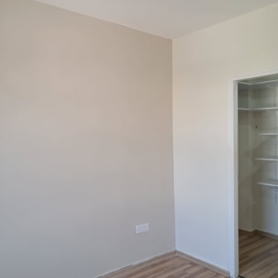 קיר צבוע בגוון בהיר עם דלת פתוחה