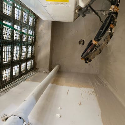 צינור לבן וקיר אטום עם רשת ירוקה