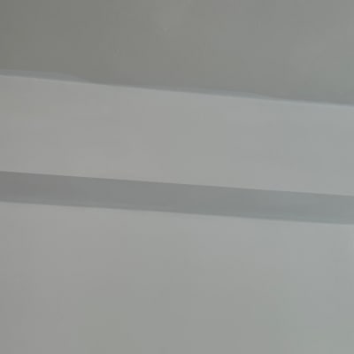 קיר צבוע בגוון אפור בהיר עם קו הפרדה