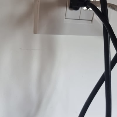 שקע רשת עם כבלים מחוברים לקיר