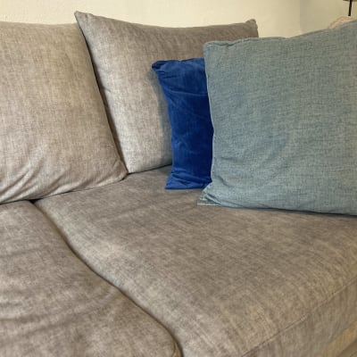 ספה עם כריות בצבעים שונים