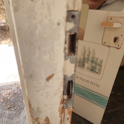 מנעול ישן על דלת עץ עם סימני שחיקה