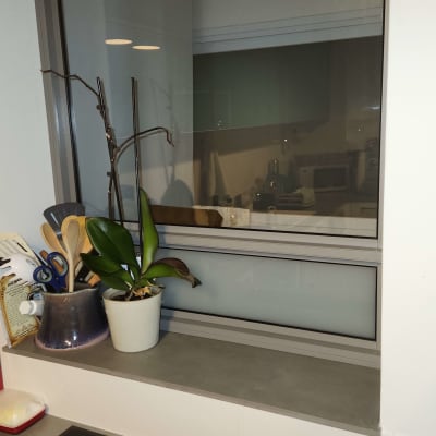 חלון אלומיניום עם מסגרת אפורה