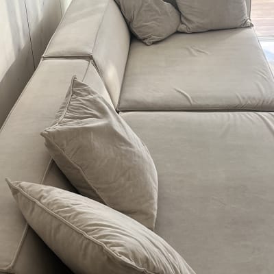 ספה עם כריות בצבע בז