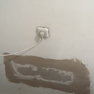 שקע חשמלי על קיר עם תיקון טיח