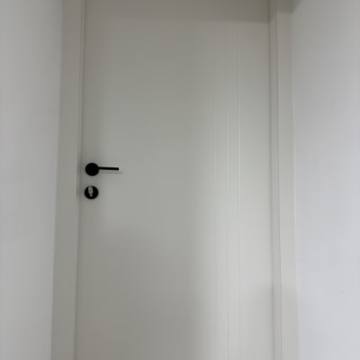 דלת לבנה עם ידית שחורה