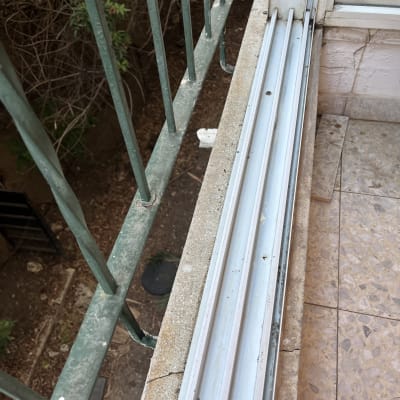 מסילה לחלון עם לכלוך ואבק