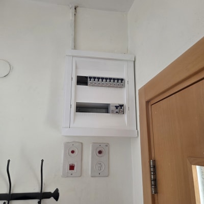 לוח חשמל עם מפסקים על קיר ליד דלת