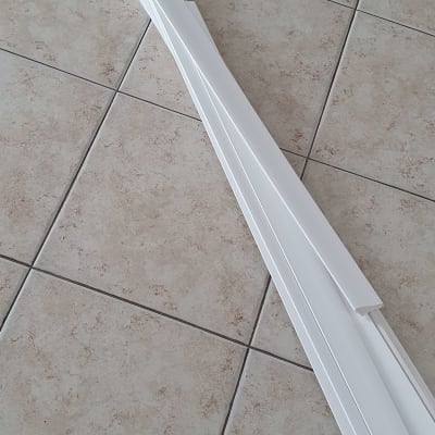 לוחות פרקט לבנים מונחים על רצפת אריחים