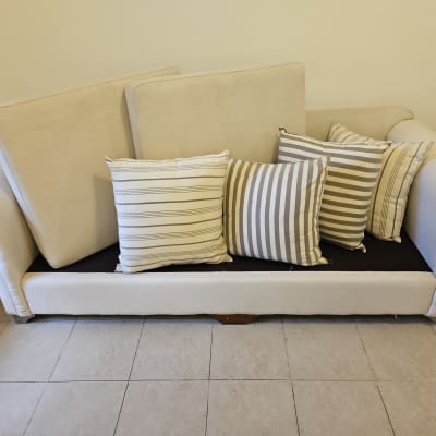 כריות פסים על ספה לבנה לניקוי