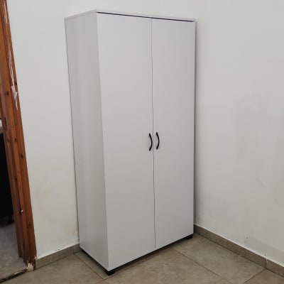 ארון לבן עומד בפינת חדר ריק