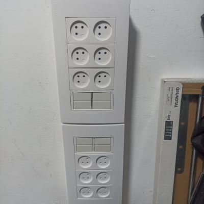 שקעי חשמל מותקנים על קיר לבן