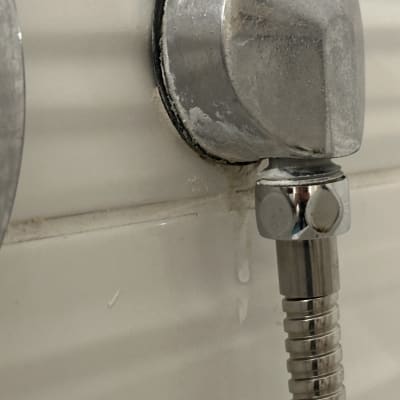 חיבור צינור מתכת לקיר בחדר אמבטיה