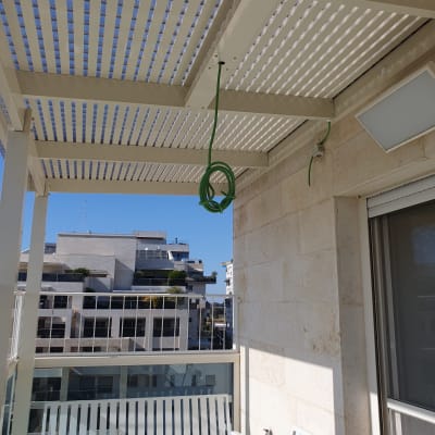 פרגולה מאלומיניום עם חוט ירוק תלוי