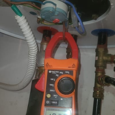 מד מתח מחובר לדוד שמש עם חוטים חשמליים