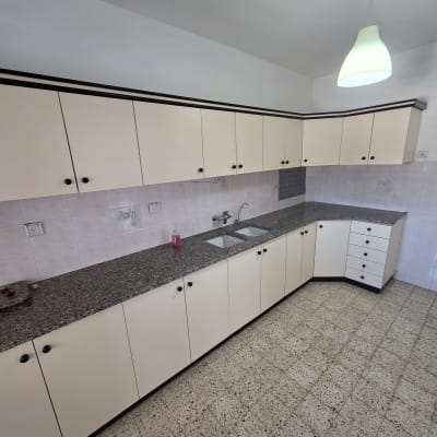מטבח נקי עם ארונות וכיור כפול