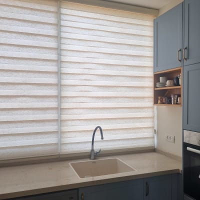 וילון גלילה במטבח עם ארונות כחולים