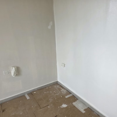 שקעי חשמל מכוסים על קיר צבוע