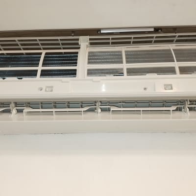 יחידת מיזוג אוויר פתוחה עם מסננים גלויים