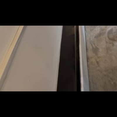 תמונה של קיר ורצפה עם חריץ ביניהם