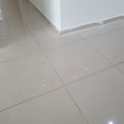 רצפה מלוכלכת עם כתמים ולכלוך