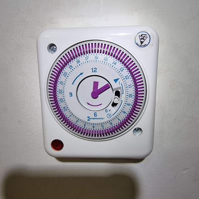 שעון טיימר על קיר, כלי עבודה חשמלי
