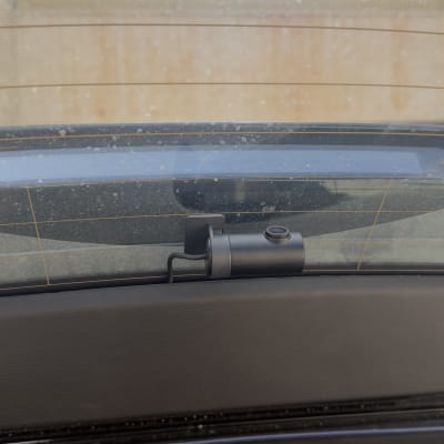 מצלמת רכב מותקנת על חלון אחורי