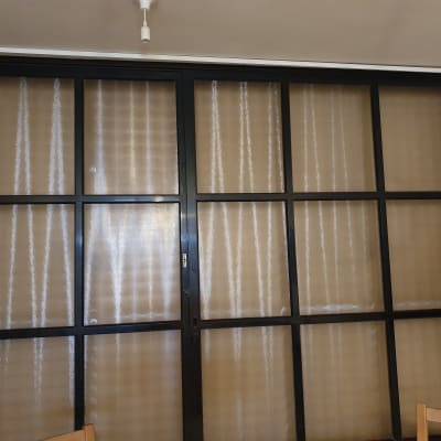 חלון גדול עם מסגרת מתכת שחורה