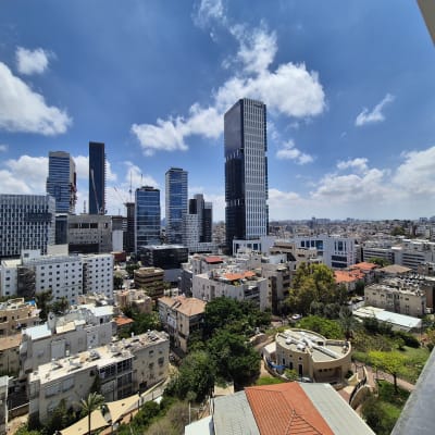 נוף עירוני עם בניינים גבוהים ושמים כחולים
