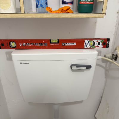 מדף עם חומרי ניקוי ומפלס מים מעל ניאגרה