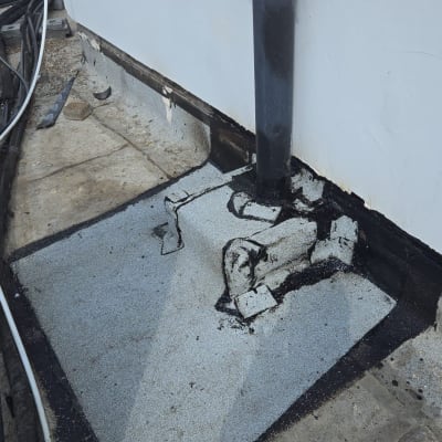 איטום גג עם יריעות ביטומניות וצינור ניקוז